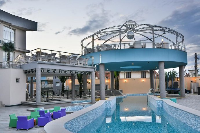 Imagen de la piscina del Hotel Bella Nella. Foto 18