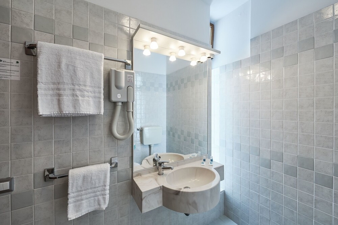 Imagen de la habitación del Hotel Bella Venezia Mare. Foto 11