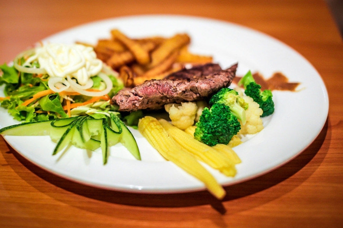 Imagen del bar/restaurante del Hotel Bella Vista Beach Resort Koh Lipe. Foto 11