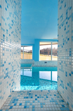 Imagen de la piscina del Hotel Bellamonte. Foto 16