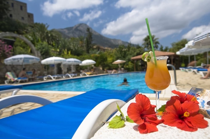 Imagen de la piscina del Hotel Bellapais Gardens. Foto 18