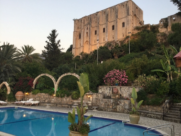 Imagen de la piscina del Hotel Bellapais Gardens. Foto 19