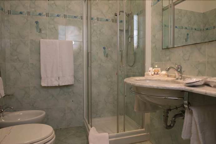 Imagen de la habitación del Hotel Belle Epoque, San Remo. Foto 17