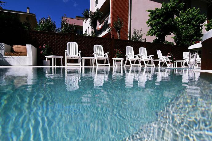 Imagen de la piscina del Hotel Bellerofonte. Foto 13