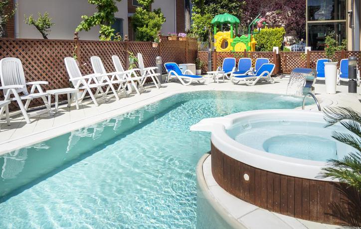 Imagen de la piscina del Hotel Bellerofonte. Foto 14