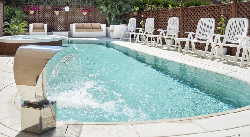 Imagen de la piscina del Hotel Bellerofonte. Foto 15
