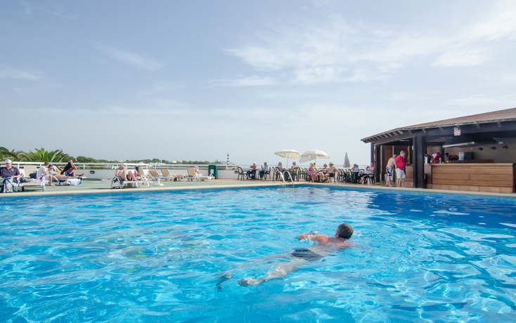 Imagen de la piscina del Hotel Bellevue Belsana. Foto 8