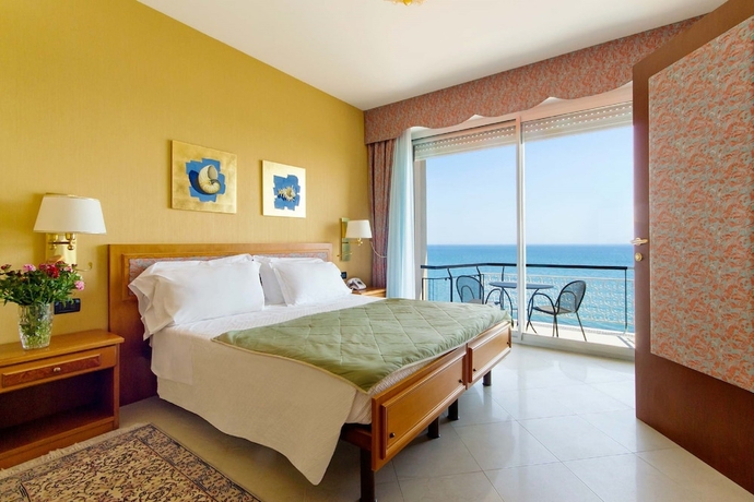 Imagen de la habitación del Hotel Bellevue Et Mediterranee. Foto 9