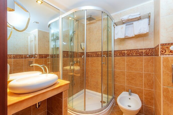 Imagen de la habitación del Hotel Bellevue Konferencia &eacute;s Wellness. Foto 16