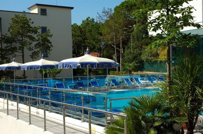 Imagen de la piscina del Hotel Bellevue, Lignano Sabbiadoro. Foto 17