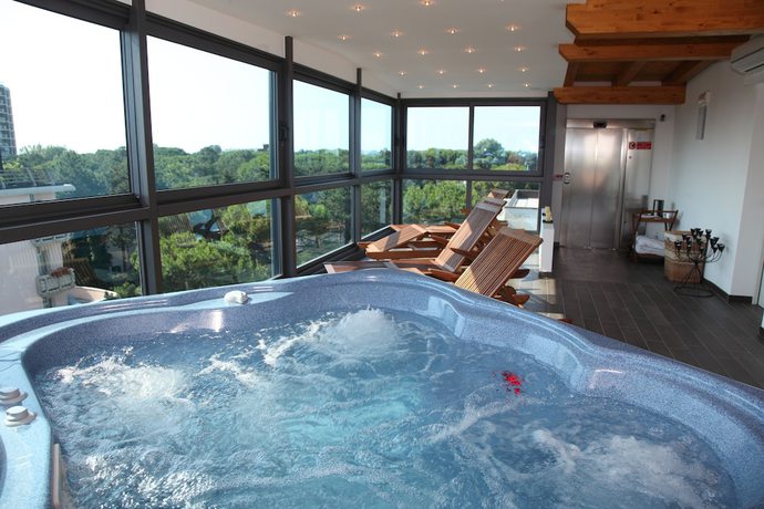 Imagen de la piscina del Hotel Bellevue, Lignano Sabbiadoro. Foto 19