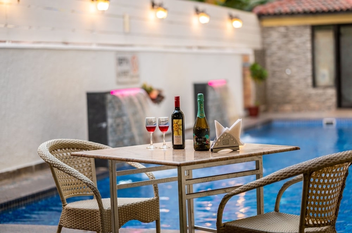 Imagen de la piscina del Hotel Bells Beach Resort Goa. Foto 16