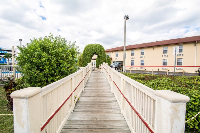 Imagen de los exteriores del Hotel Belmont Inn and Suites. Foto 12