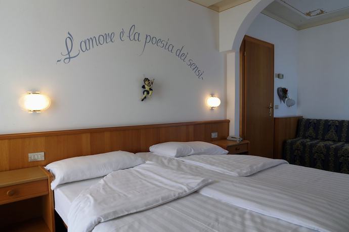 Imagen de la habitación del Hotel Belvedere and Paradise Club Center. Foto 9