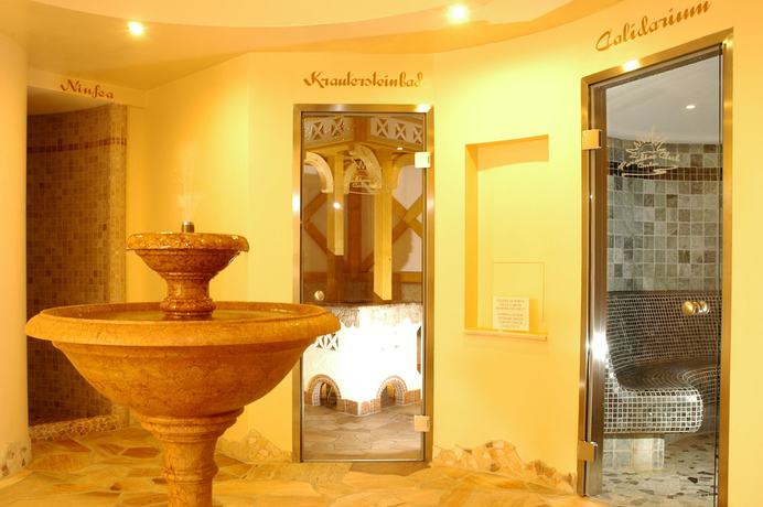 Imagen de la piscina del Hotel Belvedere and Paradise Club Center. Foto 17
