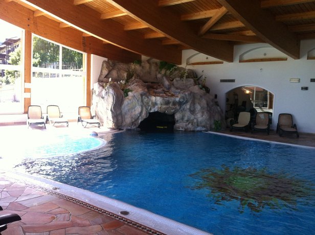 Imagen de la piscina del Hotel Belvedere and Paradise Club Center. Foto 19