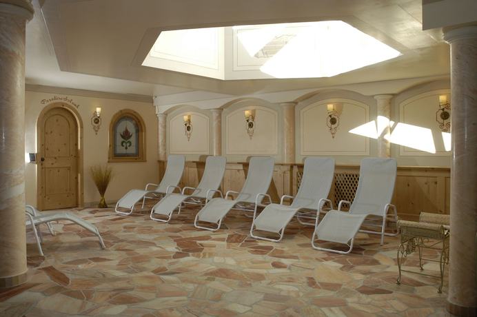 Imagen de la piscina del Hotel Belvedere and Paradise Club Center. Foto 20