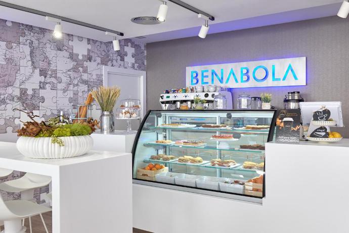 Imagen del bar/restaurante del Hotel Benabola Hotel y Suites. Foto 3