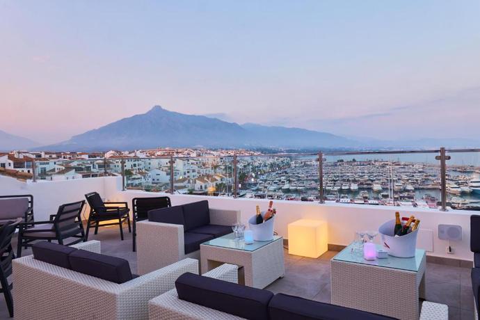 Imagen del bar/restaurante del Hotel Benabola Hotel y Suites. Foto 8