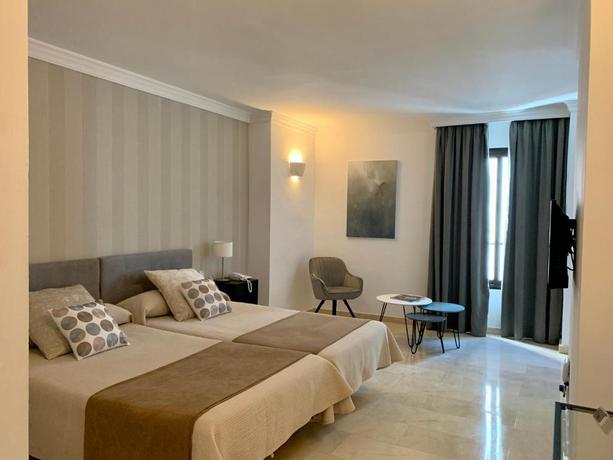 Imagen de la habitación del Hotel Benabola Hotel y Suites. Foto 9