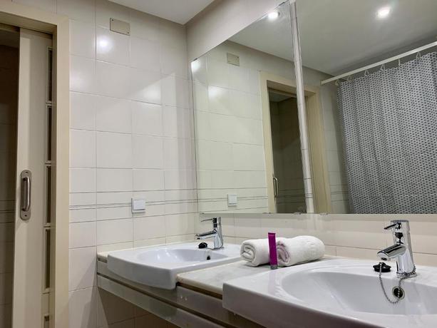 Imagen de la habitación del Hotel Benabola Hotel y Suites. Foto 10