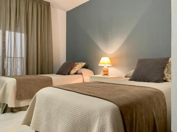 Imagen de la habitación del Hotel Benabola Hotel y Suites. Foto 12