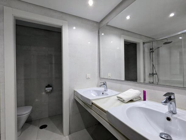 Imagen de la habitación del Hotel Benabola Hotel y Suites. Foto 15