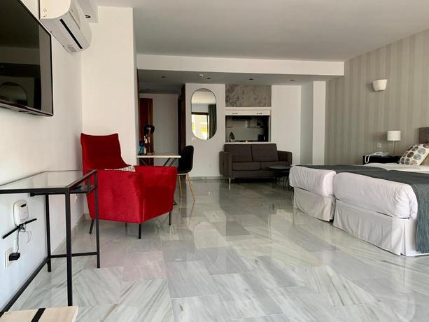 Imagen de la habitación del Hotel Benabola Hotel y Suites. Foto 18