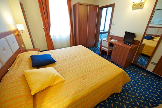 Imagen de la habitación del Hotel Benaco. Foto 9