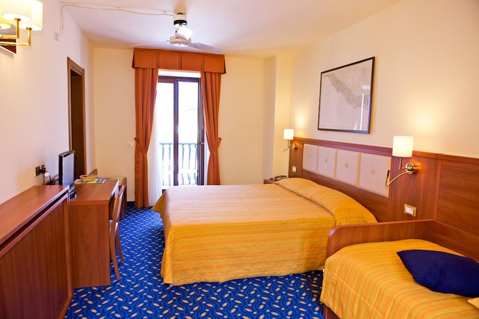 Imagen de la habitación del Hotel Benaco. Foto 12