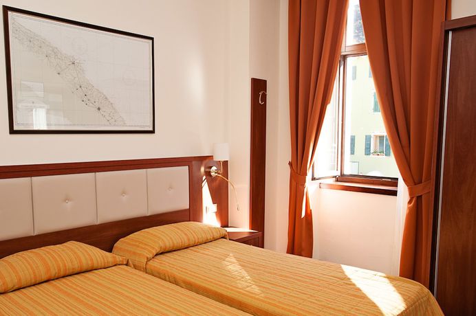 Imagen de la habitación del Hotel Benaco. Foto 14