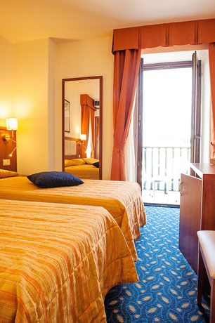 Imagen de la habitación del Hotel Benaco. Foto 15