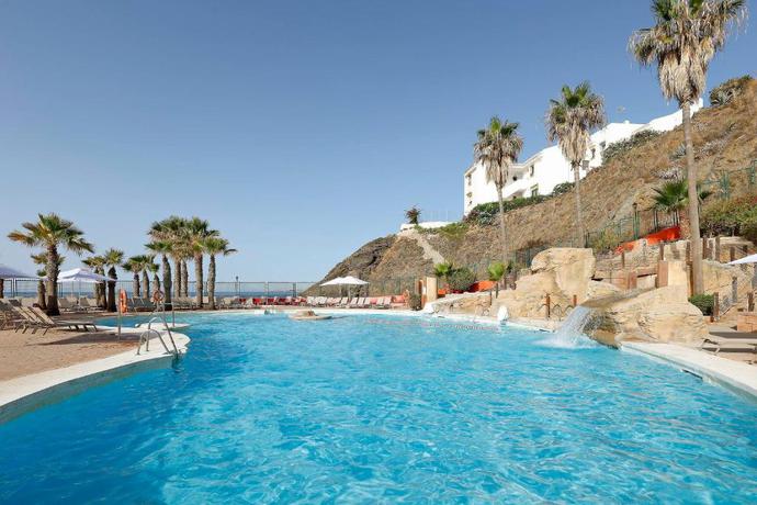 Imagen de la piscina del Hotel Benalma Costa del Sol. Foto 16