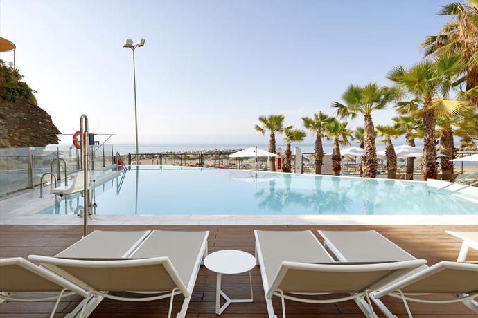 Imagen de la piscina del Hotel Benalma Costa del Sol. Foto 15