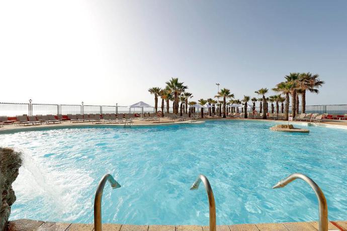 Imagen de la piscina del Hotel Benalma Costa del Sol. Foto 19