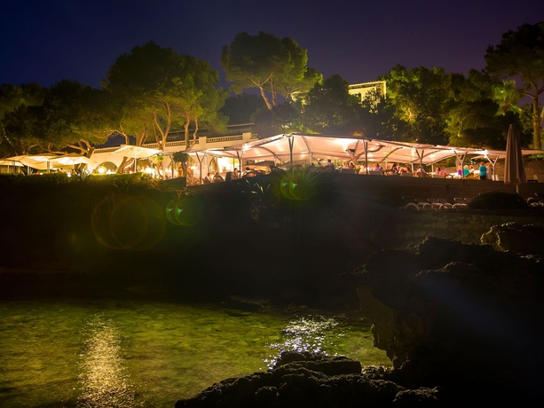 Imagen del bar/restaurante del Hotel Bendinat. Foto 9