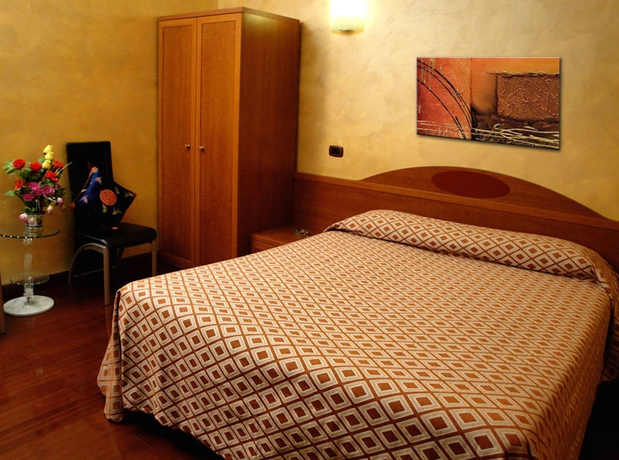 Imagen de la habitación del Hotel Bengasi. Foto 4