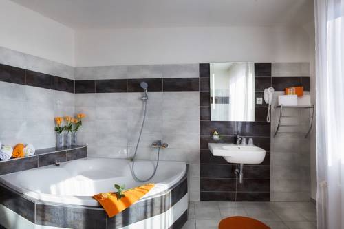 Imagen de la habitación del Hotel Benica. Foto 8