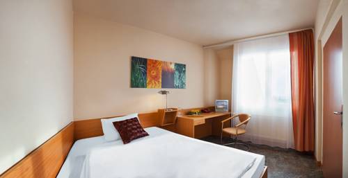 Imagen de la habitación del Hotel Benica. Foto 13