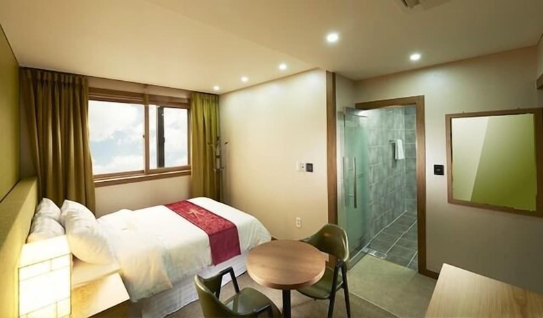 Imagen de la habitación del Hotel Benikea Central. Foto 10