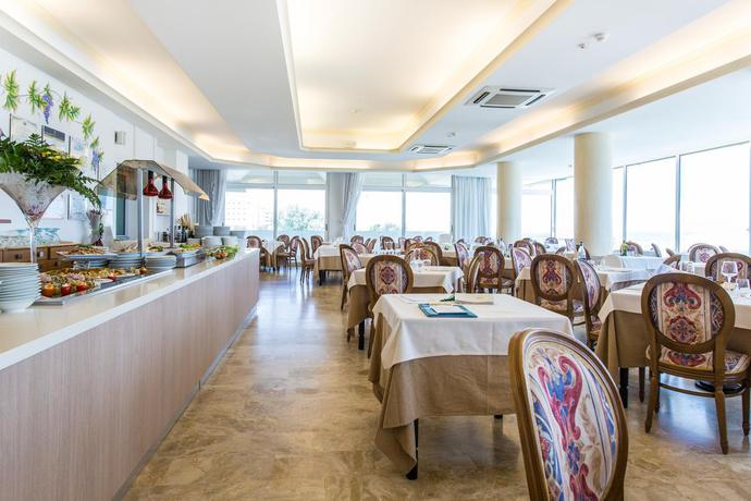 Imagen del bar/restaurante del Hotel Benini. Foto 2