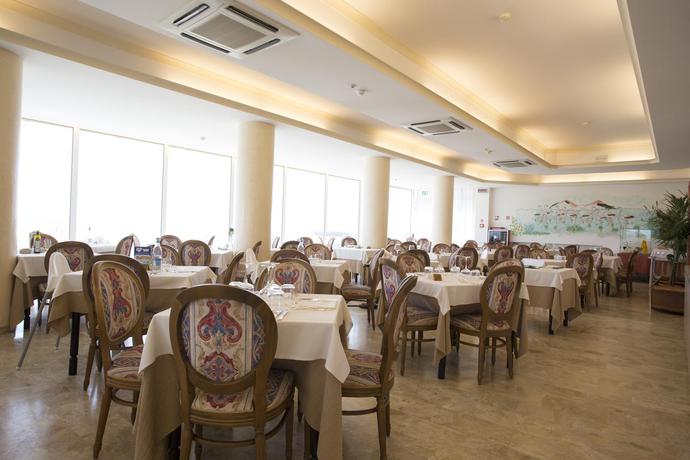 Imagen del bar/restaurante del Hotel Benini. Foto 4