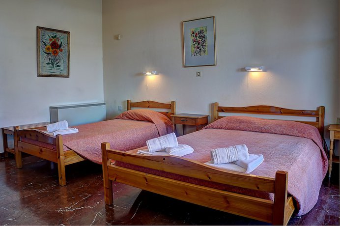 Imagen de la habitación del Hotel Benitses Arches. Foto 6