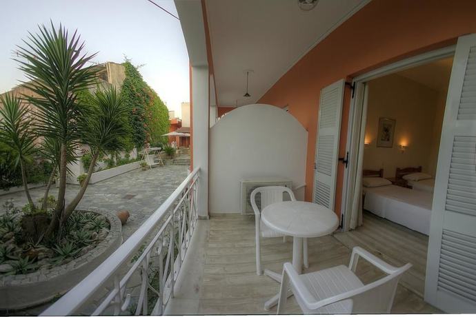 Imagen de la habitación del Hotel Benitses Arches. Foto 8