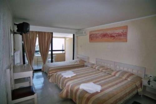 Imagen de la habitación del Hotel Benitses Bay View. Foto 7