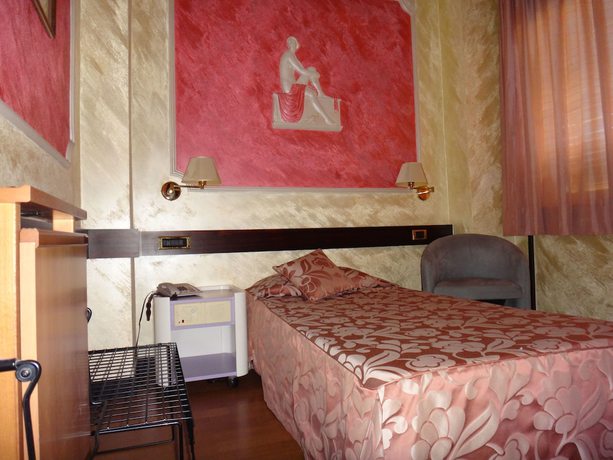 Imagen de la habitación del Hotel Benny. Foto 10