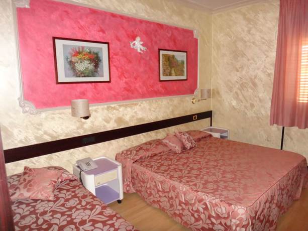 Imagen de la habitación del Hotel Benny. Foto 11