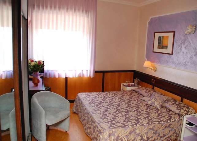 Imagen de la habitación del Hotel Benny. Foto 12