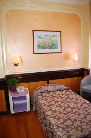 Imagen de la habitación del Hotel Benny. Foto 13