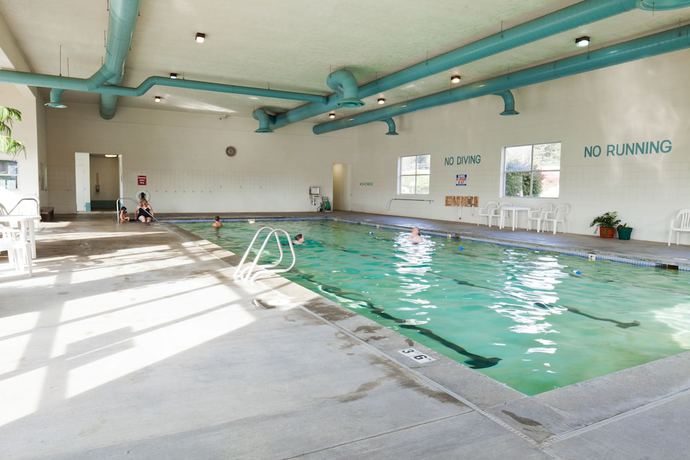 Imagen de la piscina del Hotel Benny\'s Colville Inn. Foto 14